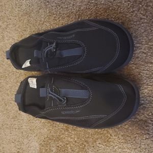Speedo water shoes size small